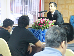 บรรยาย และคอยให้คำแนะนำโดยอาจารย์อภิรัติ  คำสายพรม