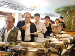 รับประทานอาหารกลางวันร่วมกัน