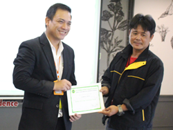 มอบประกาศนียบัตรให้กับผู้ที่ผ่านการฝึกอบรม