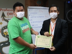 มอบประกาศนียบัตรให้กับผู้ที่ผ่านการฝึกอบรม