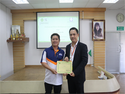 มอบประกาศนียบัตรให้กับผู้ที่ผ่านการฝึกอบรม