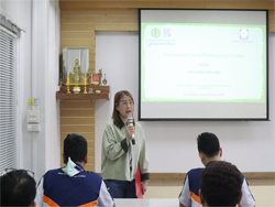 ผู้บริหารกล่าวทักทายพร้อมเน้นย้ำมาตรฐานความปลอดภัย