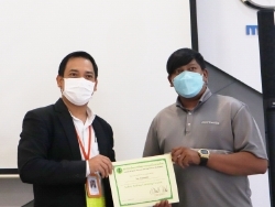มอบประกาศนียบัตรให้กับผู้ที่ผ่านการฝึกอบรม
