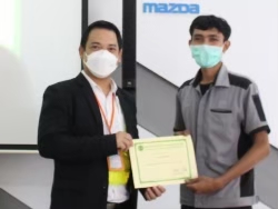 มอบประกาศนียับตรให้กับผู้ที่ผ่านการฝึกอบรม