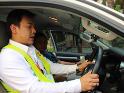 สาธิตเทคนิคการสอน และการขับรถเชิงป้องกันอุบัติเหตุแบบบรรยาย Commentary Driving