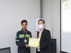 มอบประกาศนียบัตรให้กับผู้ที่ผ่านการฝึกอบรม