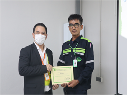 มอบประกาศนียบัตรให้กับผู้ที่ผ่านการฝึกอบรม