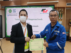 มอบประกาศนียบัตรให้กับผู้ที่ผ่านการฝึกอบรม