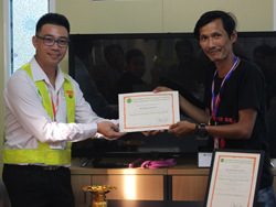มอบประกาศนียบัตรให้กับผู้ที่ผ่านการฝึกอบรม