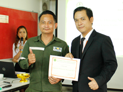 มอบประกาศนียบัตรให้กับผู้ที่ผ่านการฝึกอบรม