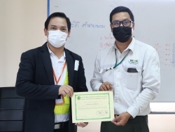 มอบประกาศนียบัตรให้กับผู้ที่ผ่านการฝึกอบรม
