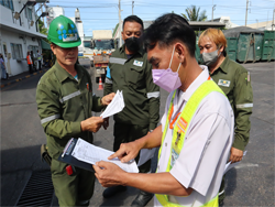 ตรวจสอบเอกสารประจำตัวผู้ควบคุมรถก่อนเริ่มต้นภาคปฏิบัติ