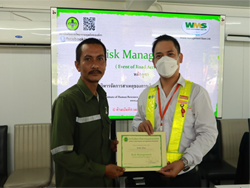 มอบประกาศนียบัตรให้กับผู้ที่ผ่านการฝึกอบรม