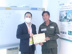 มอบประกาศนียบัตรให้กับผู้ที่ผ่านการฝึกอบรม