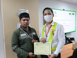 มอบประกาศนียบัตรให้กับผู้ที่ผ่านการฝึกอบรม