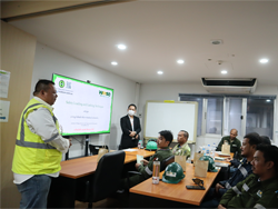 ผู้บริหารกล่าวทักทายพร้อมเน้นย้ำมาตรฐานความปลอดภัย