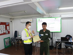 มอบประกาศนียบัตรให้กับผู้ที่ผ่านการฝึกอบรม