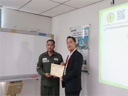 มอบประกาศนียบัตรให้กับผู้ที่ผ่านการฝึกอบรม