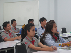 นั่งฟังบรรยายกันอย่างตั้งใจ