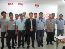 ถ่ายรูปเป็นที่ระลึก ผู้เข้ารับการฝึกอบรมหลักสูตรการขับขี่รถยนต์อย่างปลอดภัย