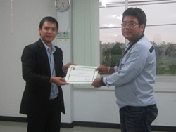 มอบประกาศนียบัตรให้กับผู้ผ่านการทดสอบการฝึกอบรม