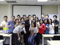 ถ่ายภาพร่วมกันเป็นที่ระลึก