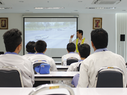 เทคนิคการขับขี่อย่างปลอดภัยโดยอาจารย์อภิรัติ  คำสายพรม