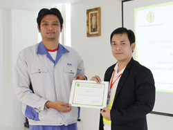 มอบประกาศนัยบัตรให้กับผู้ที่ผ่านการฝึกอบรม
