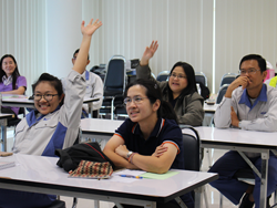 ผู้เข้ารับการฝึกอบรมต่างให้ความสนใจและร่วมตอบคำถาม