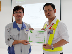 มอบประกาศนียบัตรให้กับผู้ที่ผ่านการฝึกอบรม