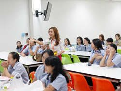มอบของรางวัลให้กับผู้ที่ร่วมตอบคำถาม