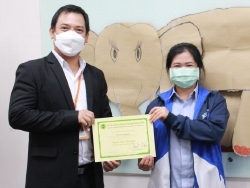 มอบประกาศนียบัตรให้กับผู้ที่ผ่านการฝึกอบรม