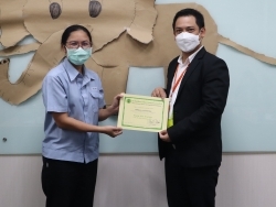 มอบประกาศนียบัตรให้กับผู้ที่ผ่านการฝึกอบรม