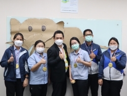 ให้รางวัลกับทีมผู้ชนะ