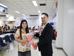 มอบรางวัลให้กับผู้ที่สามารถทำคะแนนได้สูงสุดในแต่ละกิจกรรม
