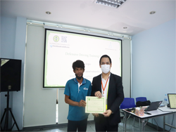มอบประกาศนียบัตรให้กับผู้ที่ผ่านการฝึกอบรม