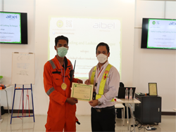 มอบประกาศนียบัตรให้กับผู้ที่ผ่านการฝึกอบรม
