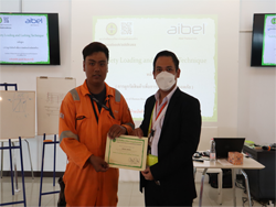 มอบประกาศนียบัตรให้กับผู้ที่ผ่านการฝึกอบรม