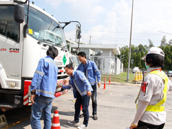 ฝึก และประเมินทักษะการตรวจสอบความปลอดภัยบริเวณโดยรอบตัวรถก่อนการเดินทาง Pre-Trip Walk Around