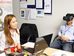 ประเมินความเสี่ยงที่มีผลต่อการมองเห็นในภาวะแสงสลัวด้วยเครื่อง VR Vision Screening