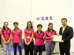 มอบประกาศนียบัตรให้กับผู้ที่ผ่านการฝึกอบรม