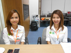 ทีมงาน จากสถาบันพัฒนาทรัพยากรมนุษย์และองค์กร คอยให้การต้อนรับ