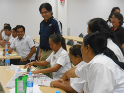ผู้บริหารมีส่วนร่วมในกิจกรรมการทำงานเป็นทีมของพนักงานขับรถมืออาชีพ