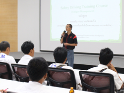 ผู้บริหารกล่าวต้อนรับพร้อมเน้นย้ำมาตรฐานความปลอดภัยของหน่วยงาน