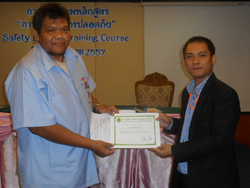 มอบประกาศนียบัตรให้กับผู้ผ่านการฝึกอบรม