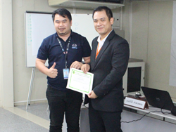 มอบประกาศนียบัตรให้กับผู้ที่ผ่านการฝึกอบรม Defensive Driving Certificate