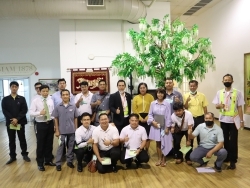 ถ่ายภาพร่วมกันเป็นที่ระลึก