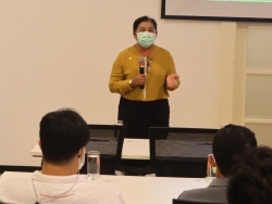 ผู้บริหารให้เกียรติ์กล่าวทักทาย พร้อมเน้นย้ำถึงบทบาทหน้าที่ของการเป็นพนักงานขับรถมืออาชีพ Manager Talk