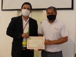 มอบประกาศนียบัตรให้กับผู้ที่ผ่านการฝึกอบรม