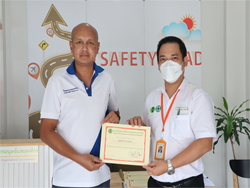 มอบประกาศนียบัตรให้กับผู้ที่ผ่านการฝึกอบรม
